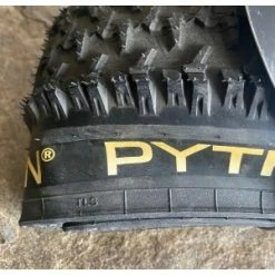 Pneu HUTCHINSON PYTHON 2 27,5x2.25 RaceRipost XC Tubeless Ready Souple -PERIPHERIQUES Soldes Magasin pneu hutchinson python 2 275x225 raceripost xc tubeless ready souple 1